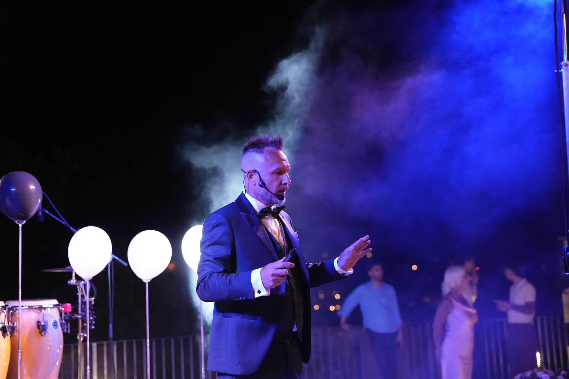 Silvano Frigerio con microfono ad archetto durante uno show