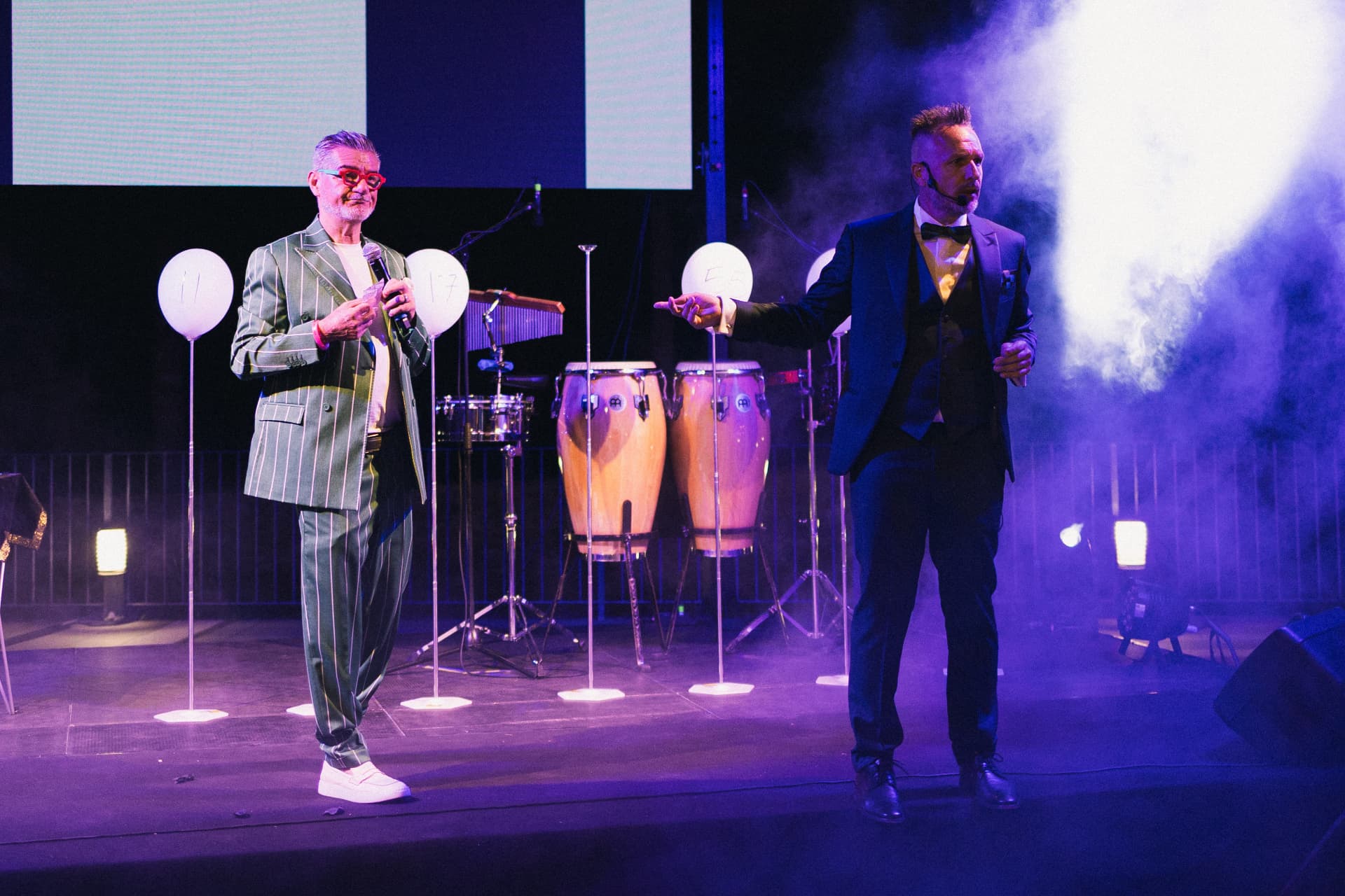 Silvano Frigerio conduce uno spettacolo sul palco