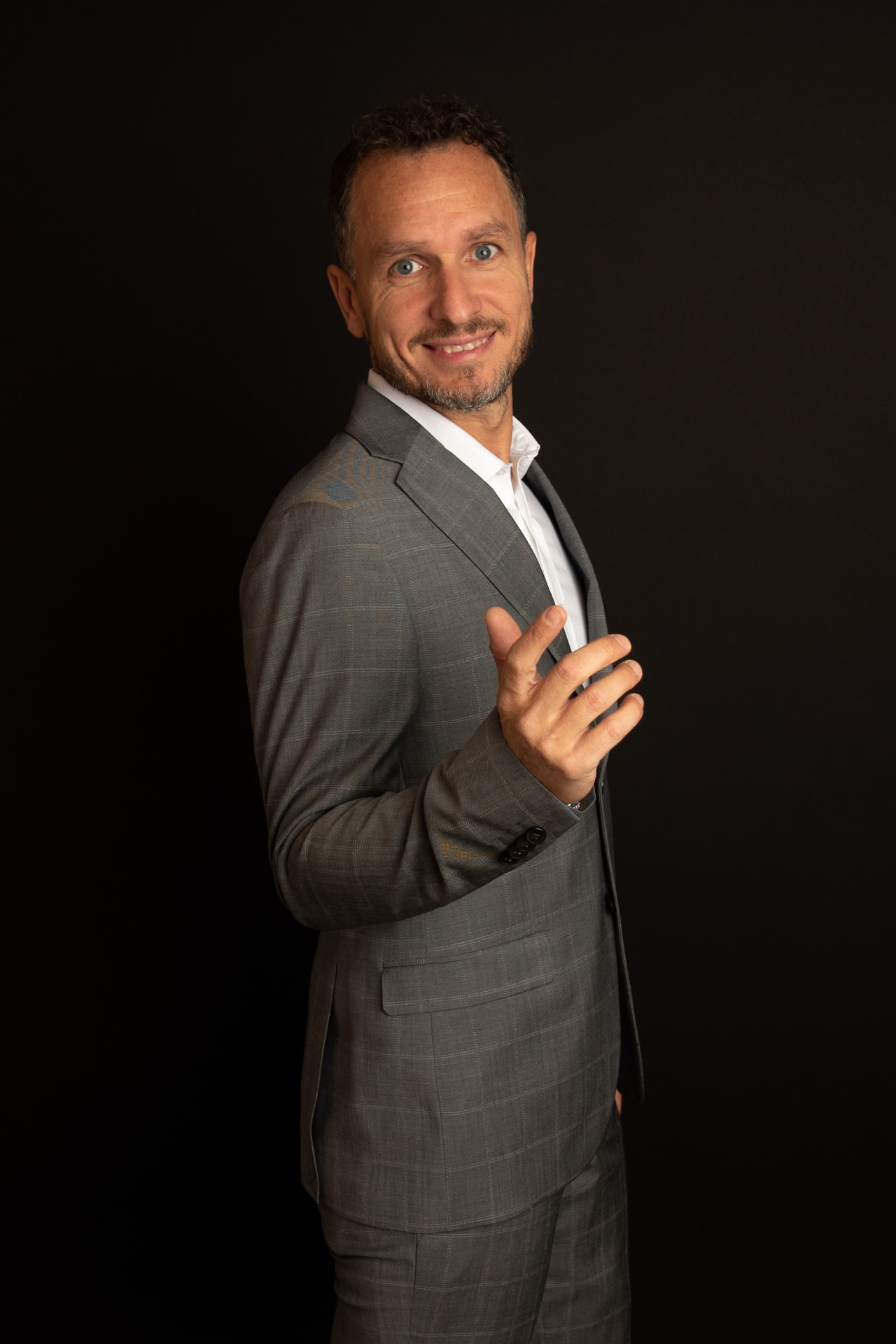 Ritratto di Silvano Frigerio in abito grigio