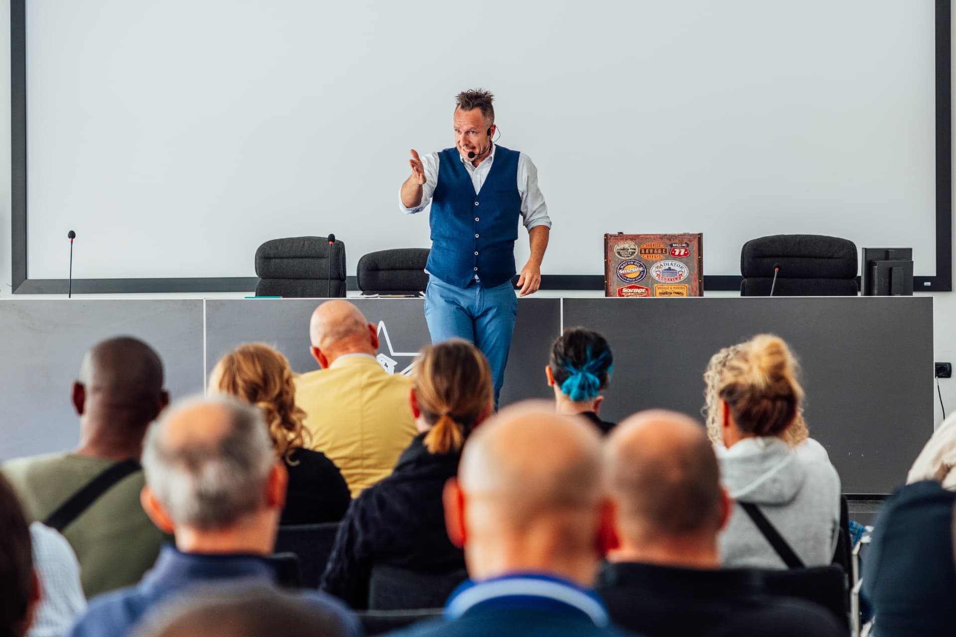 Silvano Frigerio in sala durante una formazione